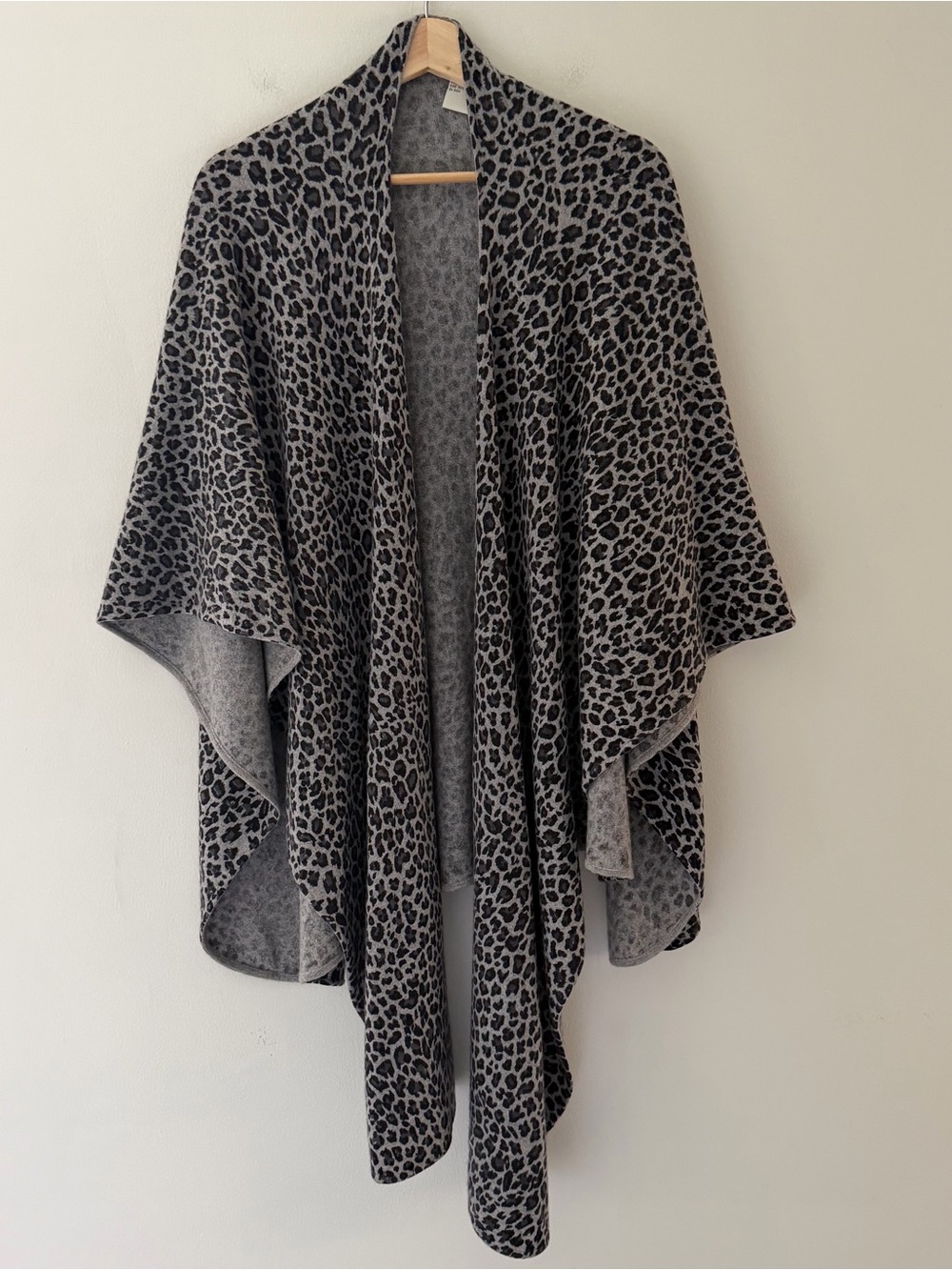 Neiman Marcus Cashmere Wrap Shawl Topper Leopard Gray Animal Print OS Luxury